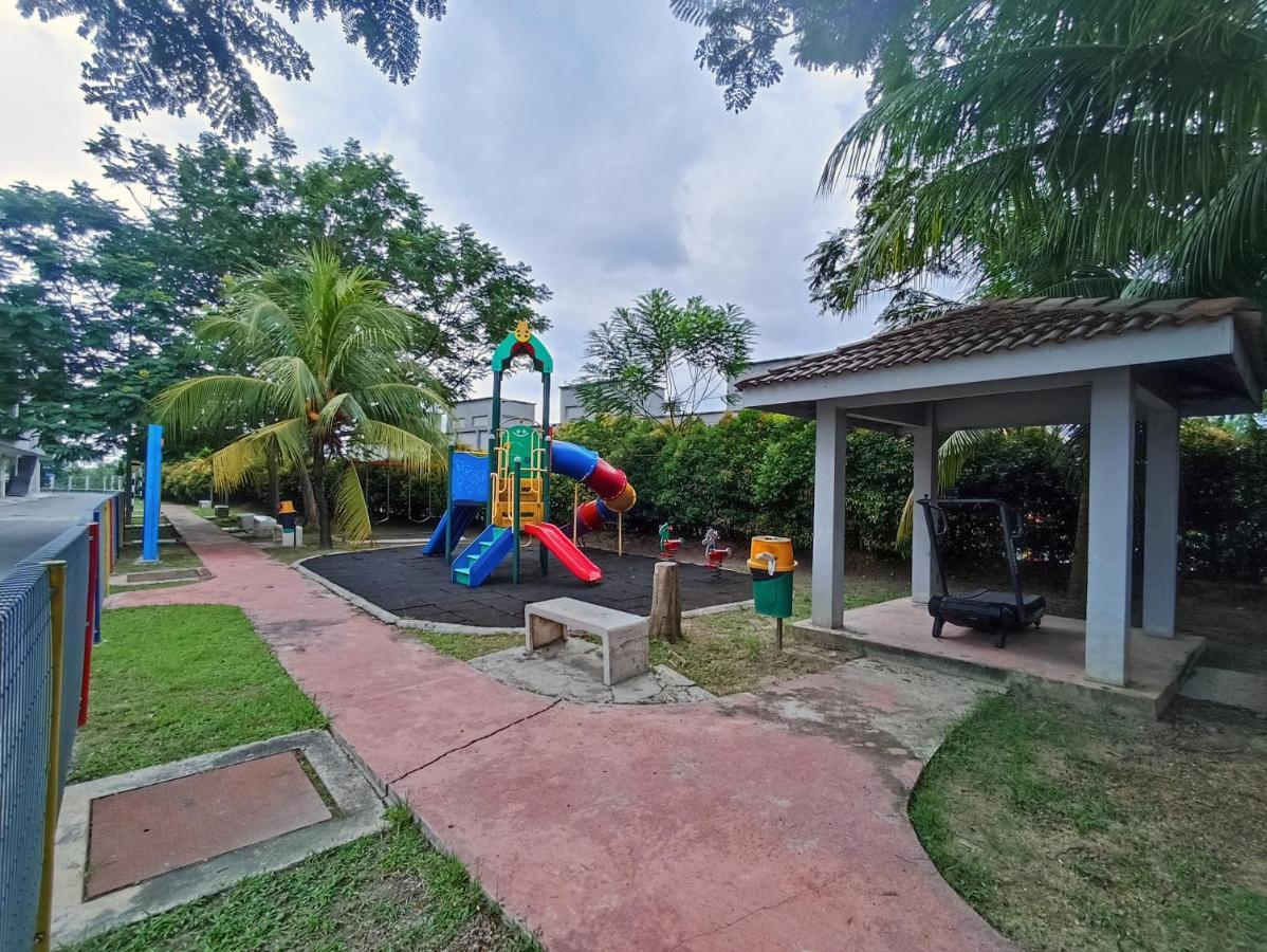 Tropika Homestay Bangi With 3 Bedrooms Kajang Exterior foto